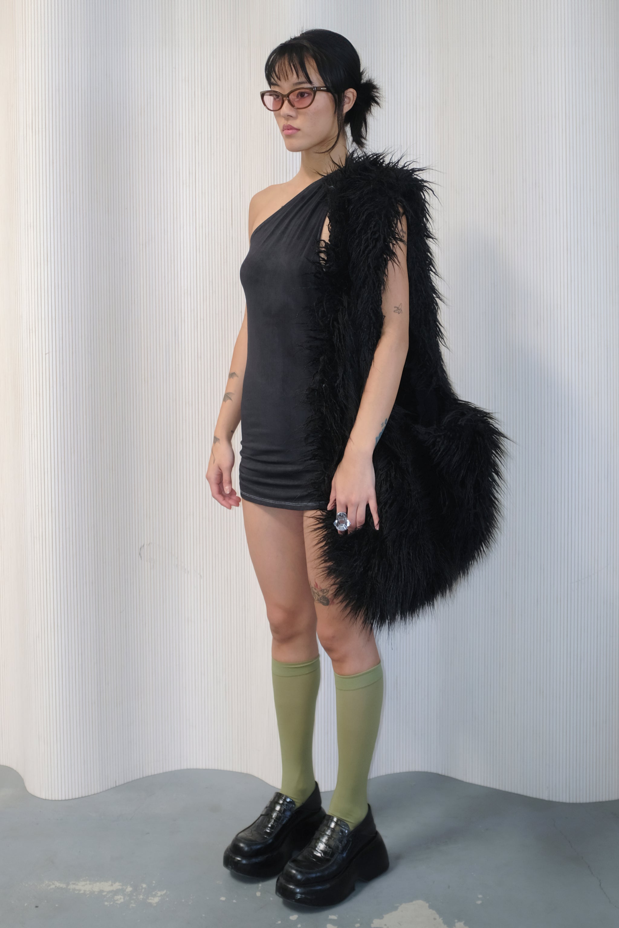 ☆BADBLOOD☆ Fur Pillow Large Shopper Bag Black 241BBAJ3Z_11000_D_2.jpg?sw=1440